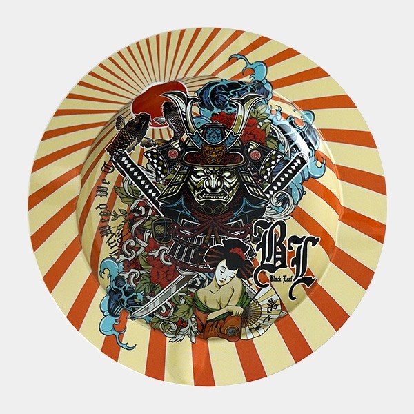 Cinzeiro de metal com tema de maconha ronin gueixa