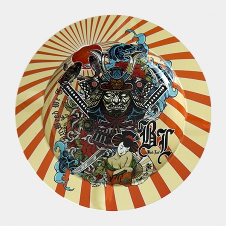 Cinzeiro de metal com tema de maconha ronin gueixa