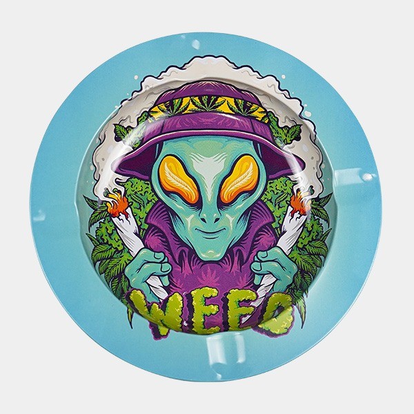 Cinzeiro de metal com tema de maconha e alienígena
